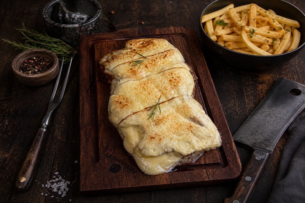 Baby Beef Gratinado con Queso Gouda y Pimentones Asados - La Carnicerie