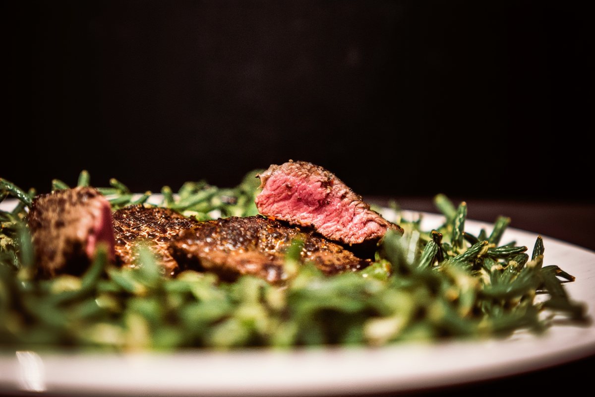 Baby Beef con finas hierbas en sartén de hierro - La Carnicerie
