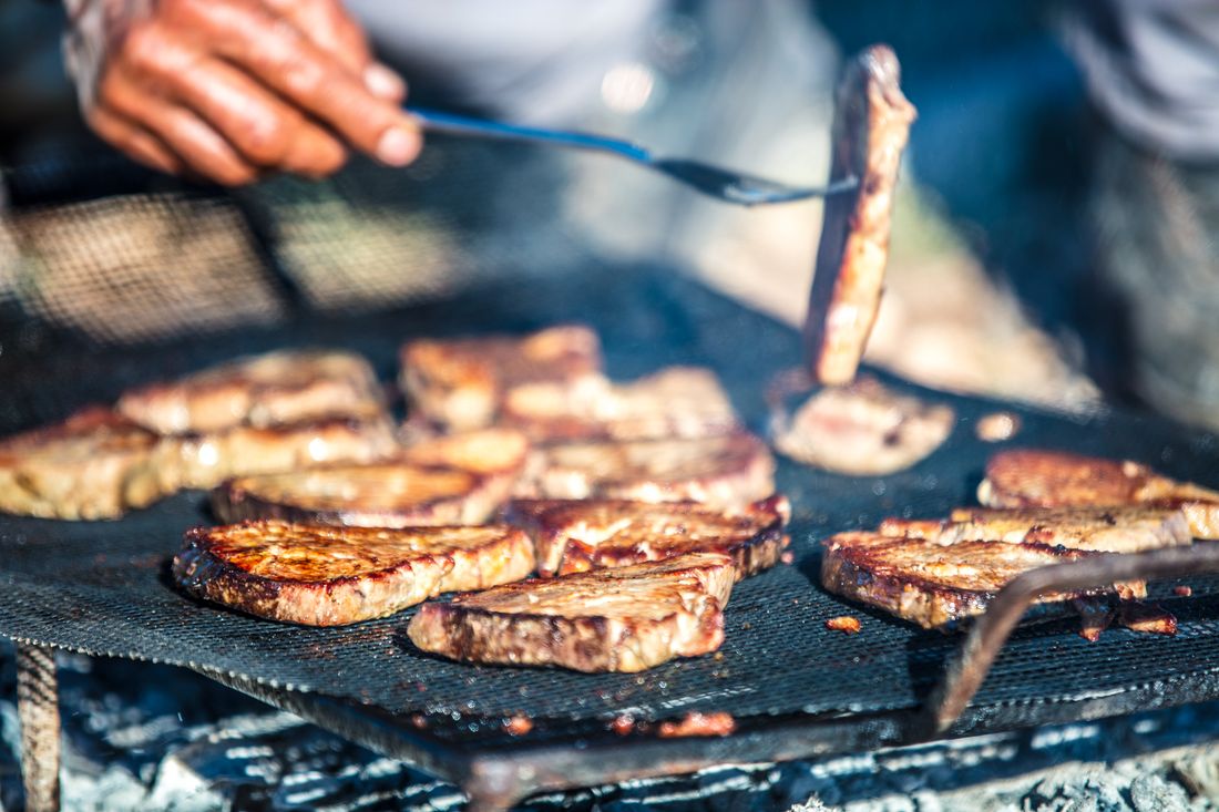Bife de chorizo a la parrilla sobre las brasas