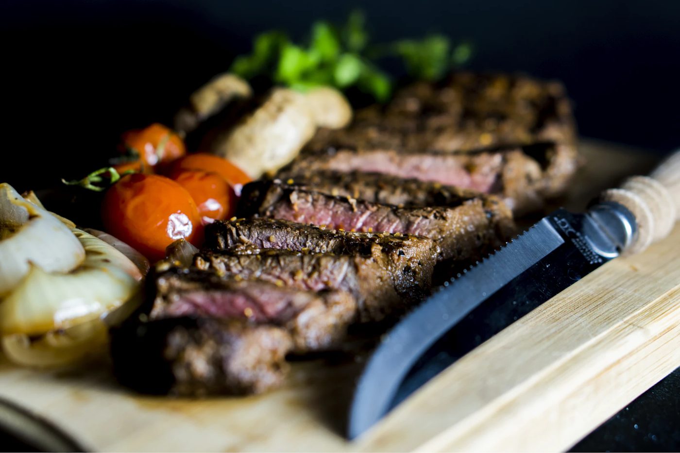 Chata de res a la parrilla con cuchillo — La Carnicerie