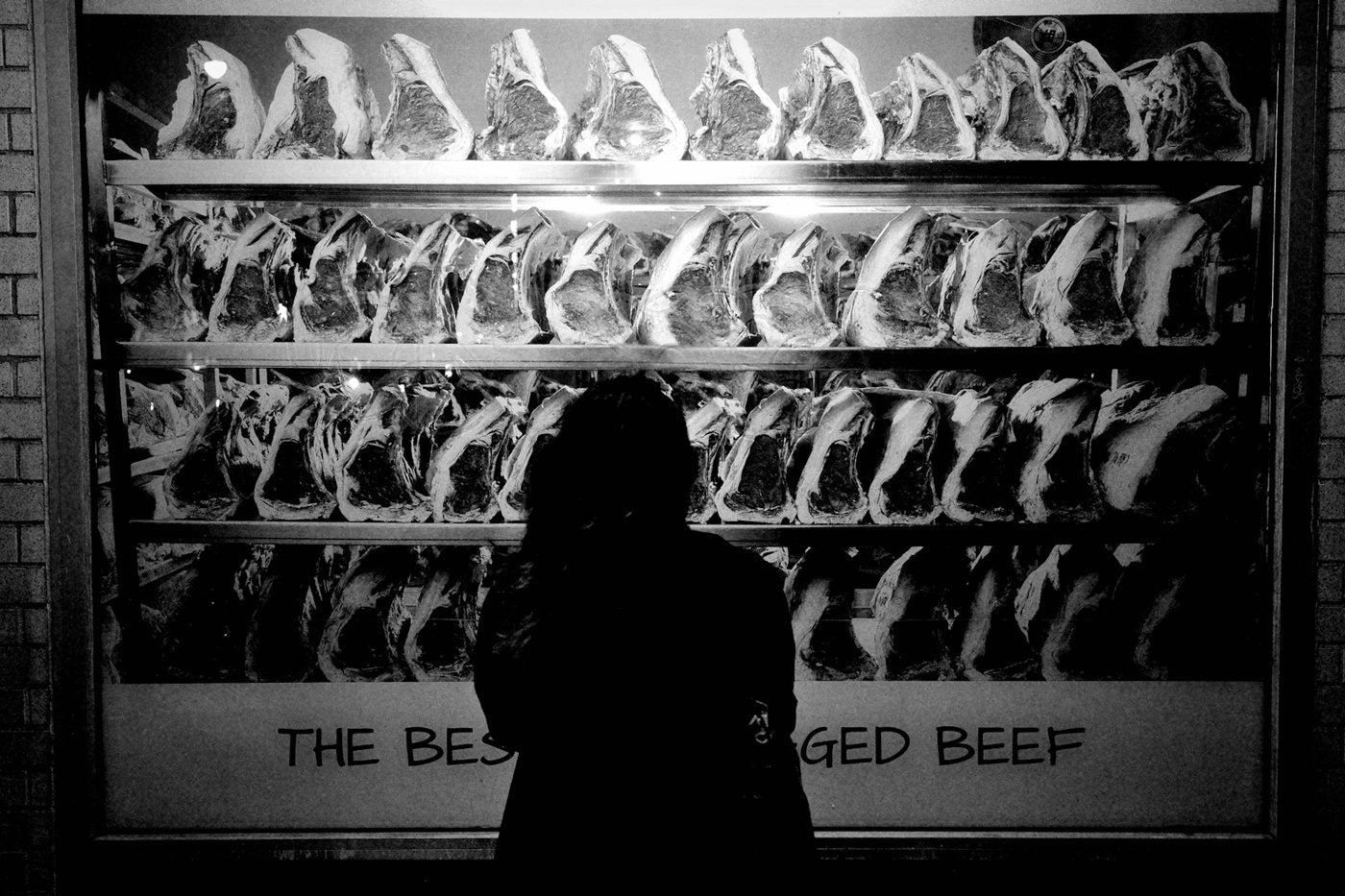 Vitrina de carne madurada dry aged en carnicería gourmet — La Carnicerie