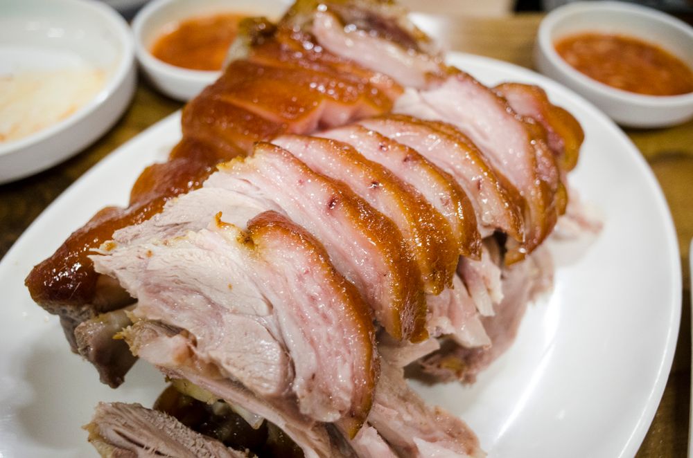 Bondiola de cerdo al horno, tajada y jugosa en un plato – La Carnicerie