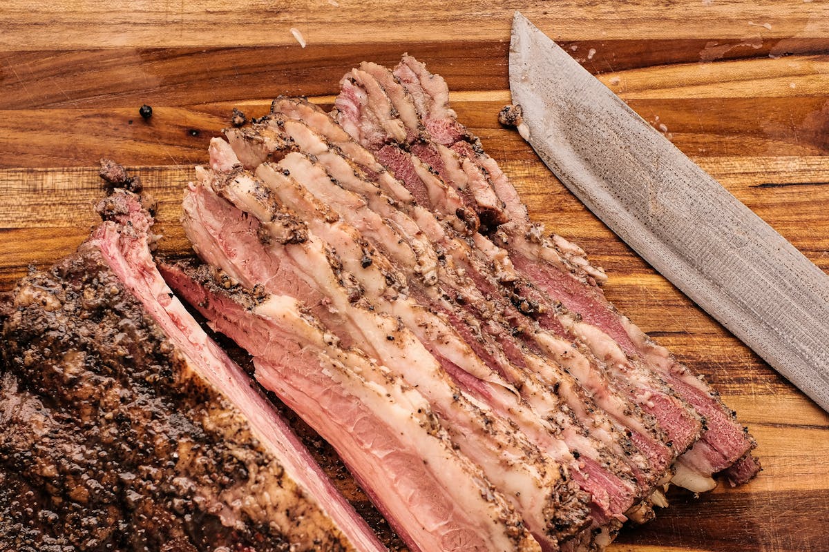 Brisket de Res: Qué Es, Cómo Prepararlo y Por Qué Vale la Pena