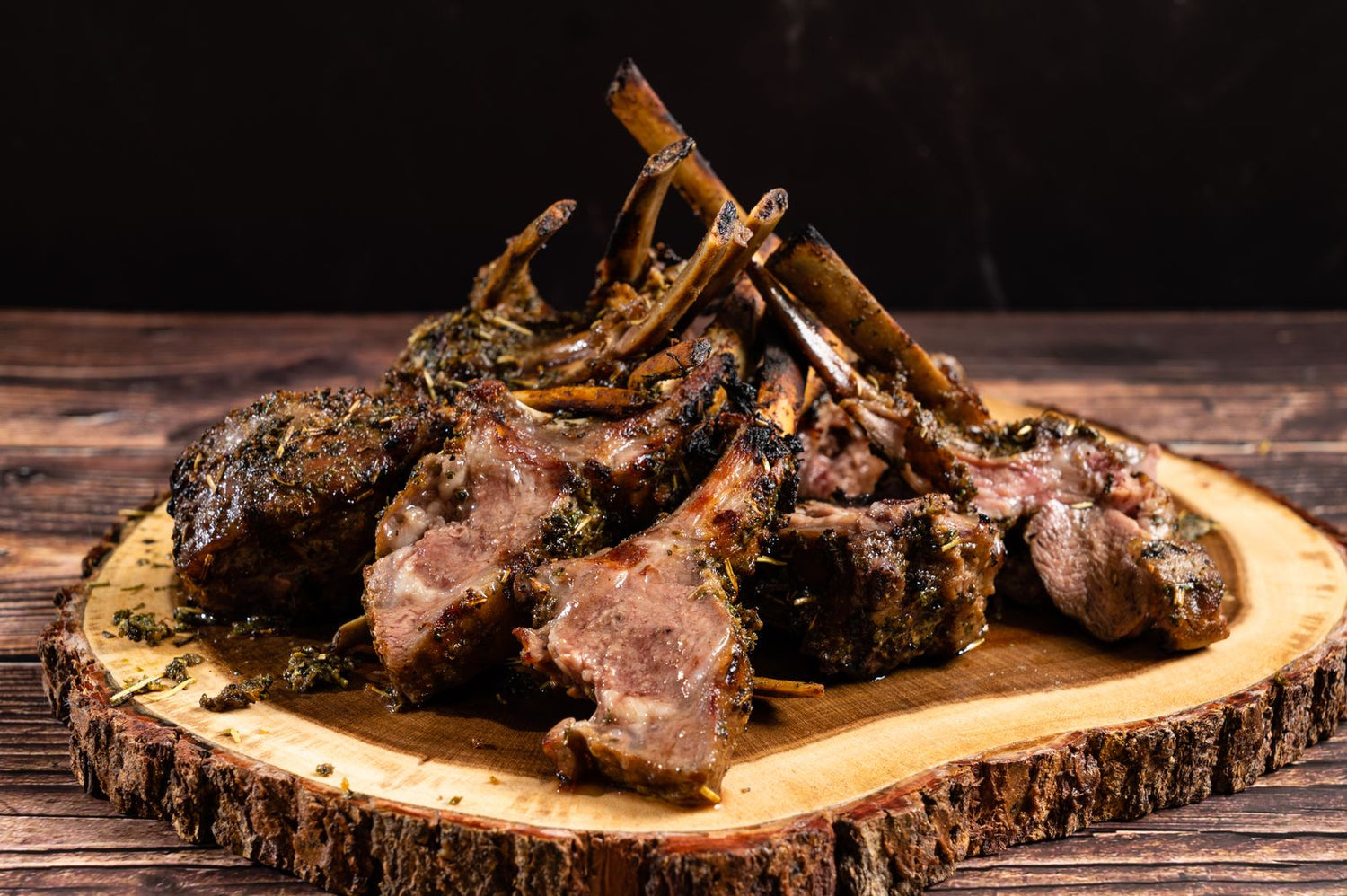 Chuletas de cordero doradas con costra de hierbas, rosadas por dentro
