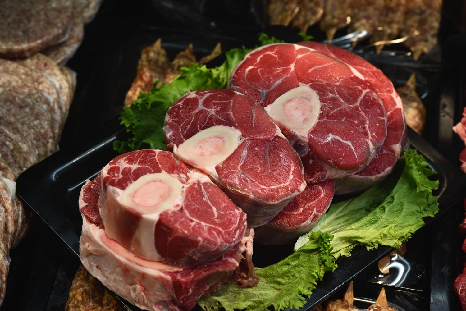 Rodajas de ossobuco crudo con el hueso y el tuétano en el centro