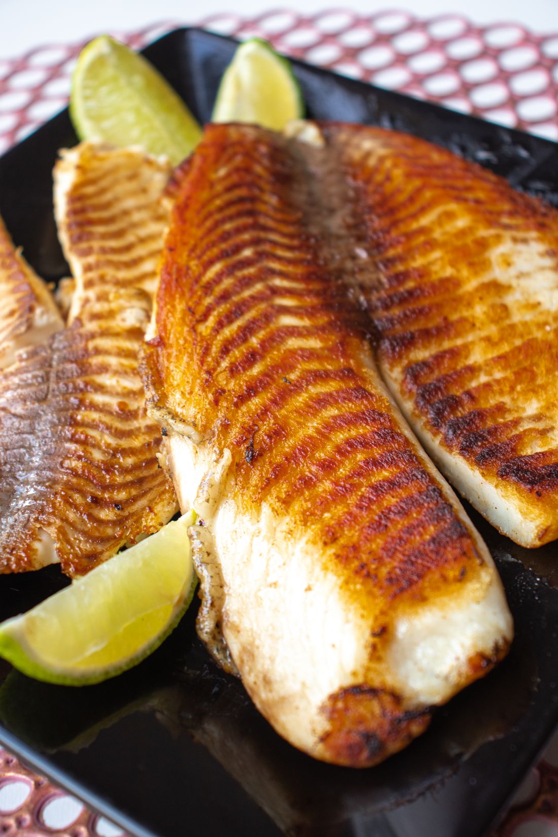 Filetes de pescado a la plancha, dorados y con limón
