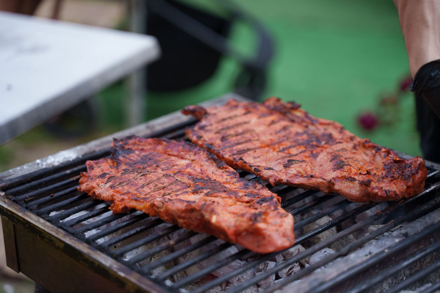 Asado familiar Día del Padre — cortes de res en parrilla de carbón
