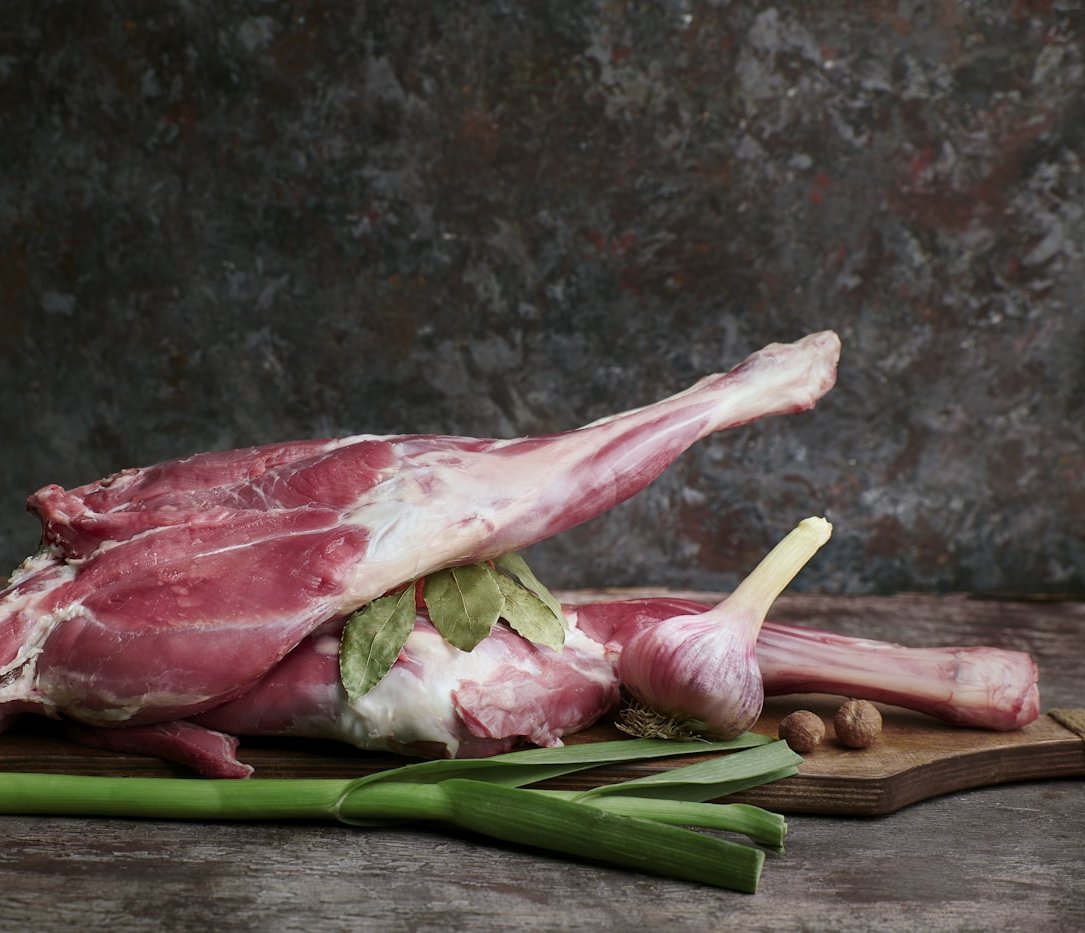 Pierna de cordero cruda entera con hueso, con laurel, ajo y puerro, lista para el horno – La Carnicerie