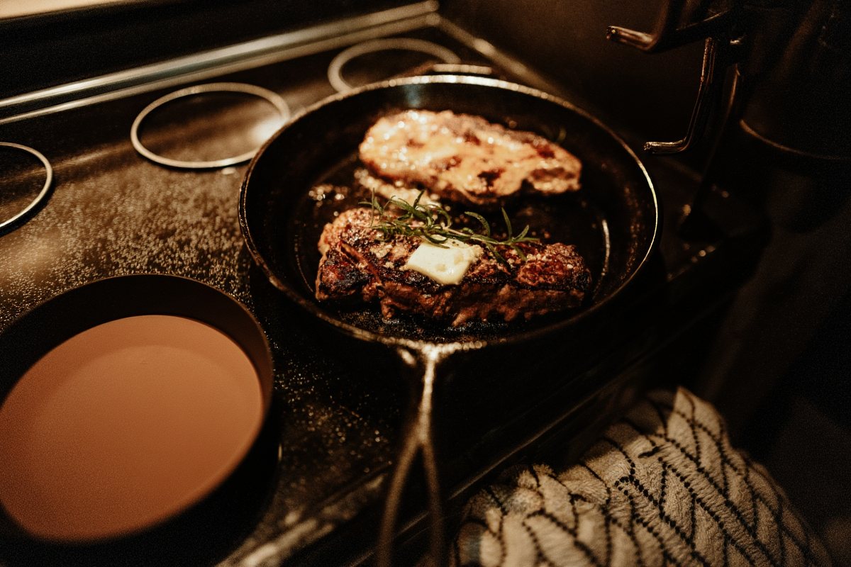 Rib Eye en sartén de hierro con mantequilla y romero - La Carnicerie