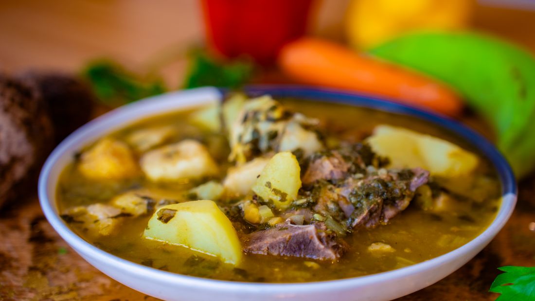 Sancocho trifásico servido con carne, papa, yuca y plátano – La Carnicerie