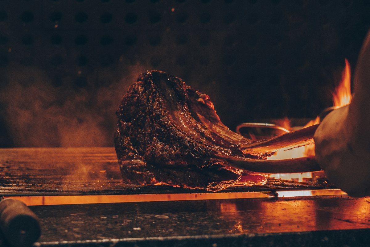 Tomahawk a la parrilla con brasas y humo - La Carnicerie