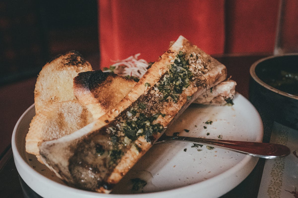 Tuétano de res al horno servido con tostadas y sal en escamas