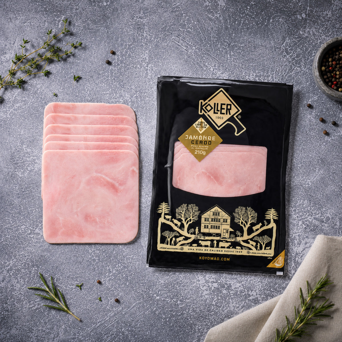 Jamón de cerdo Koller tajado de 210 g en su empaque, con seis tajadas, tomillo y romero