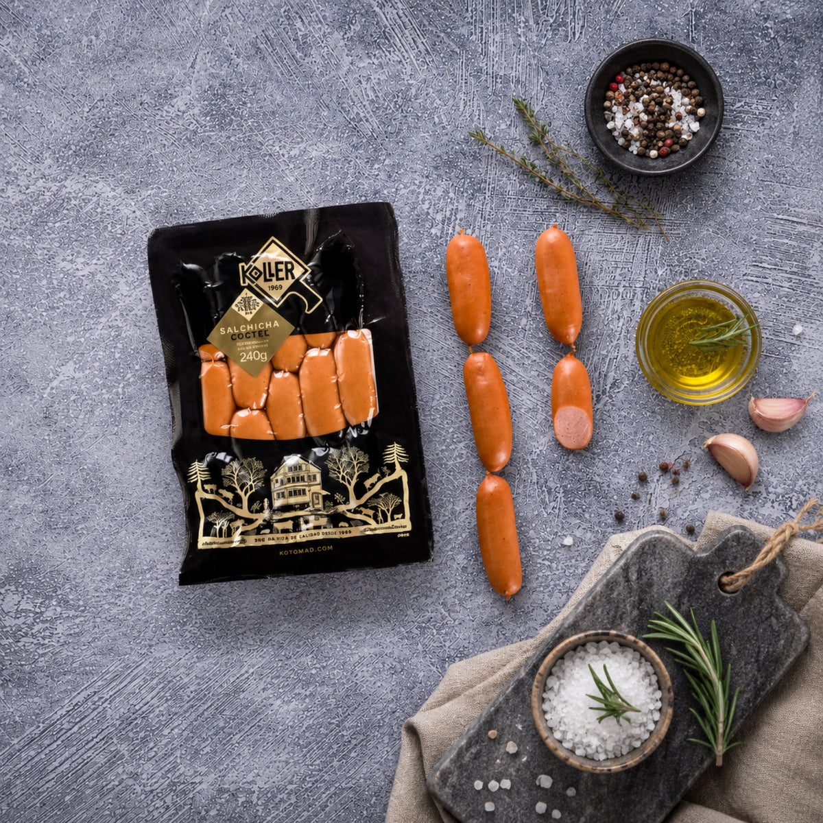 Salchicha cóctel Koller de 240 g en su empaque, con salchichas sueltas, sal marina, pimienta y aceite de oliva