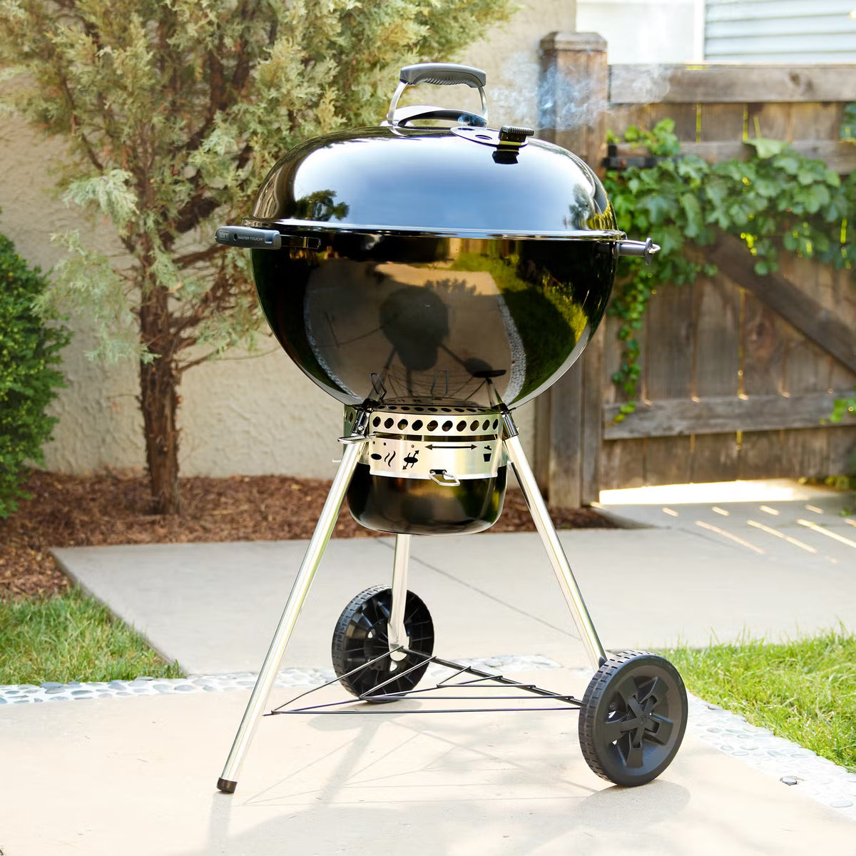 Weber Master-Touch 22" detalle tapa azul océano — La Carnicerie