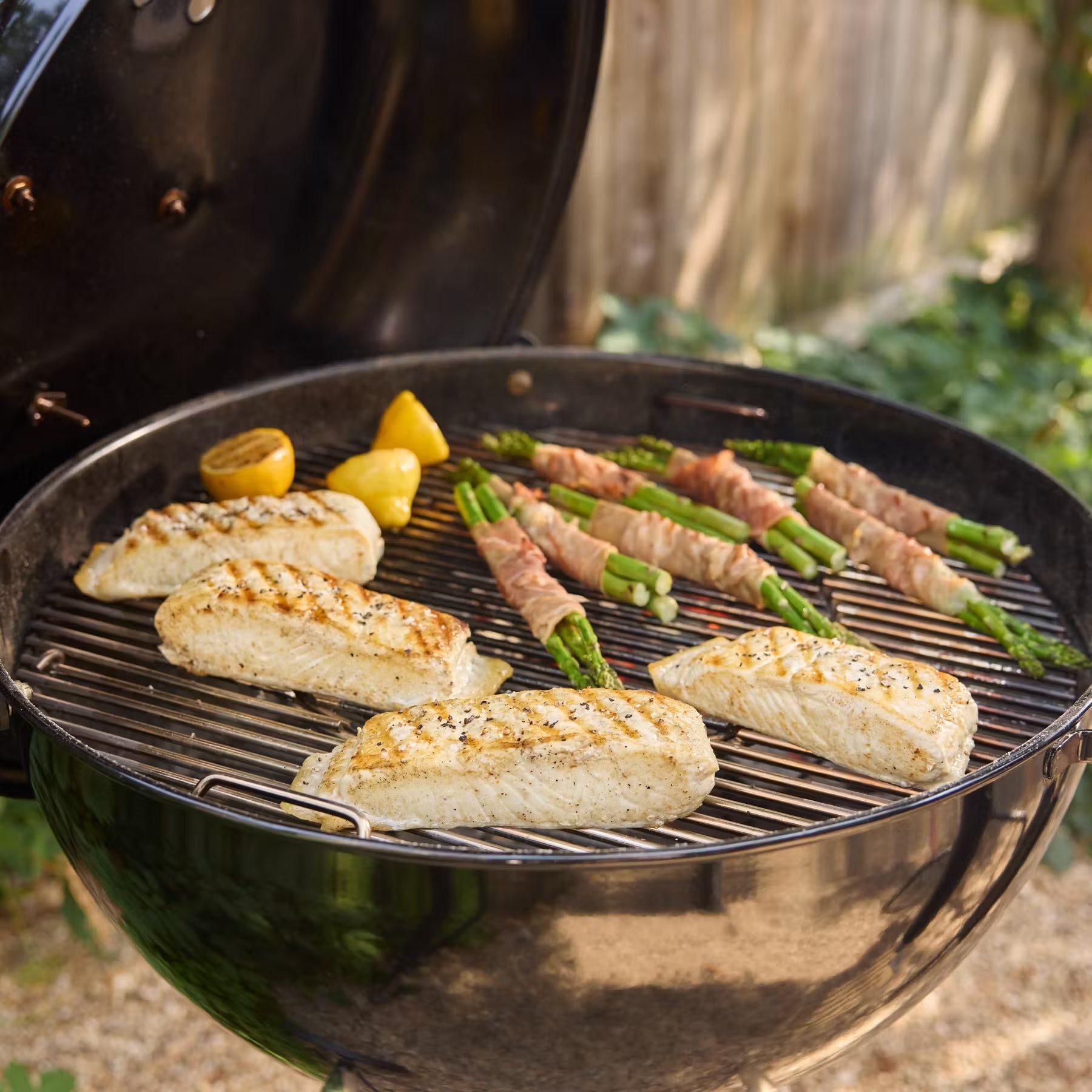 Weber Master-Touch 22" vista completa humo — La Carnicerie