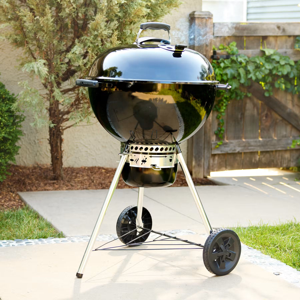 Weber Master-Touch 22" tapa con termómetro negro — La Carnicerie