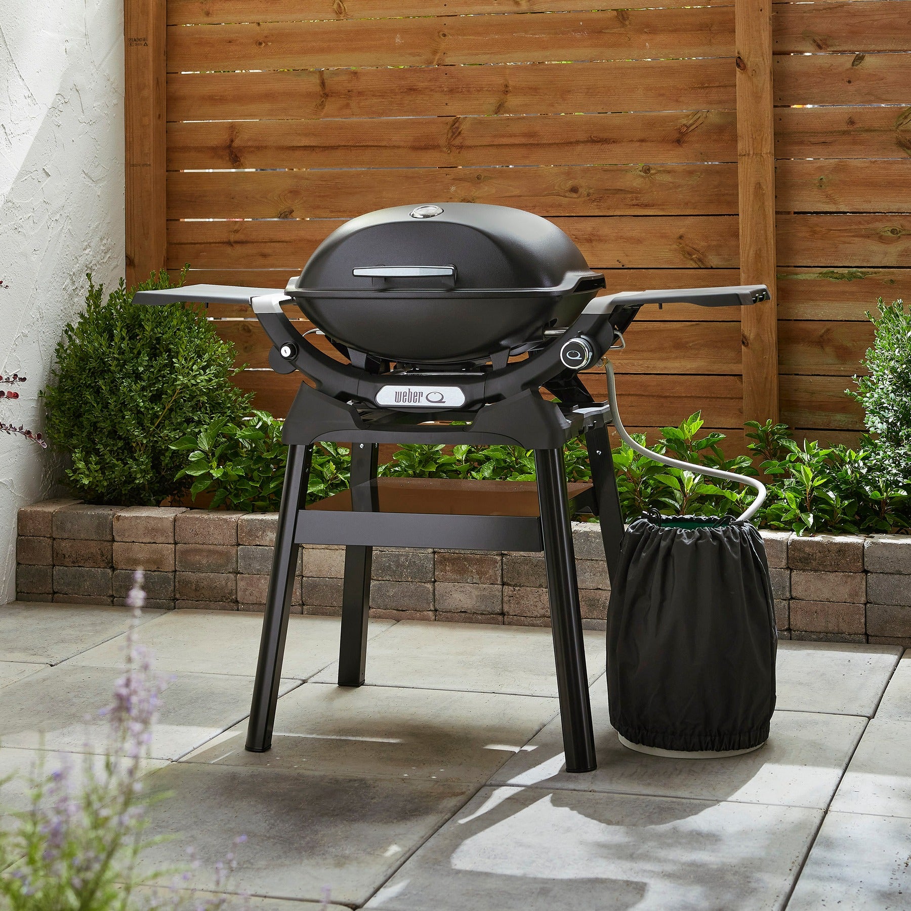 Weber Q2200 Titanium vista lateral con carrito — La Carnicerie